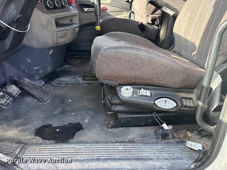 image for item YA1720 2018 Peterbilt 579 semi truck