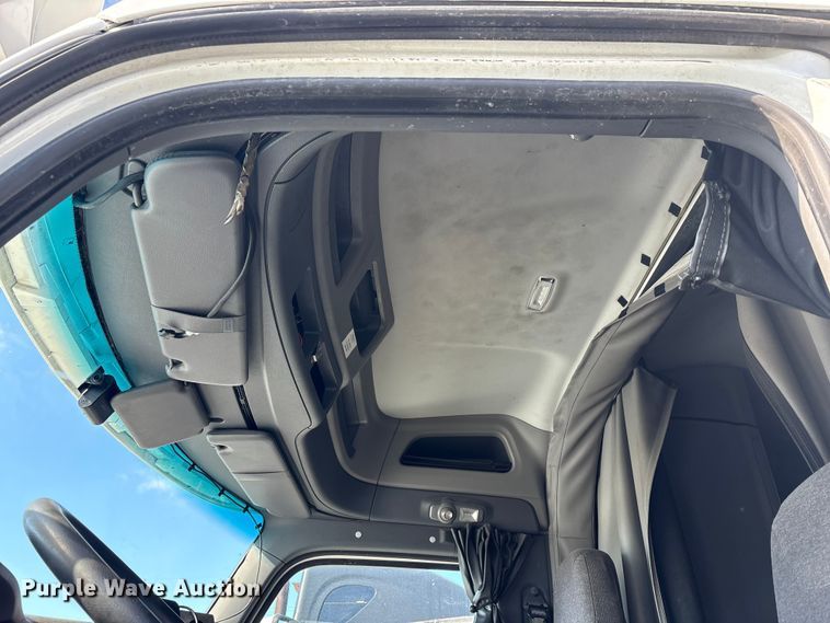 image for item YA1720 2018 Peterbilt 579 semi truck