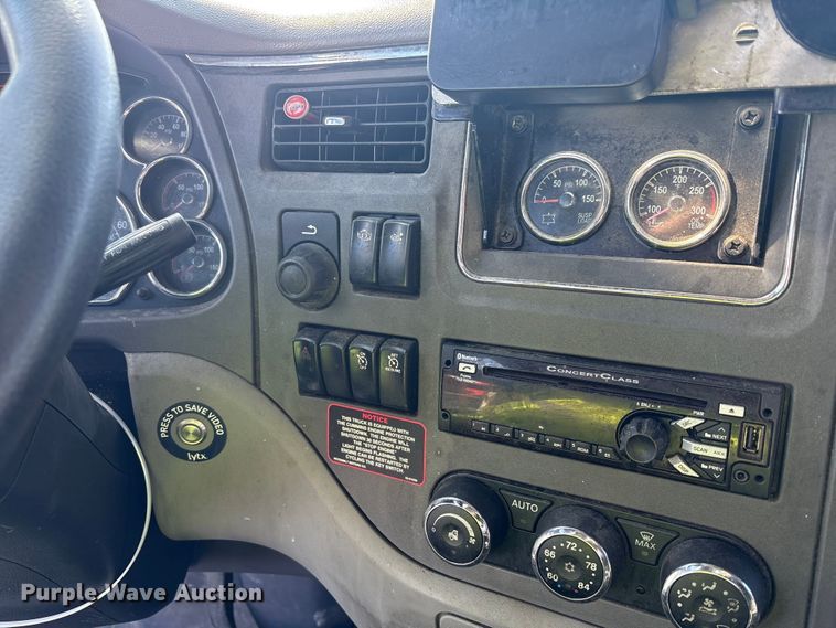 image for item YA1720 2018 Peterbilt 579 semi truck