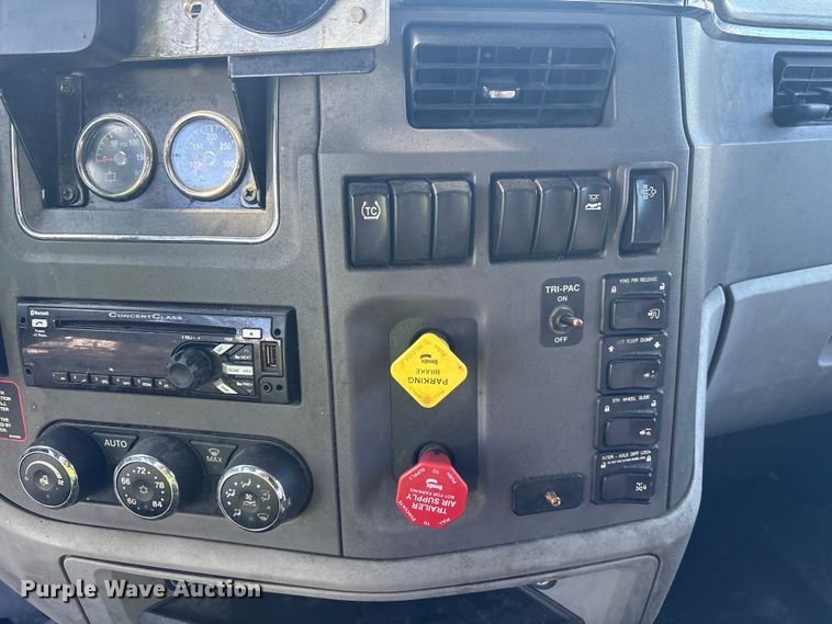 image for item YA1720 2018 Peterbilt 579 semi truck