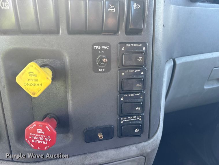 image for item YA1720 2018 Peterbilt 579 semi truck