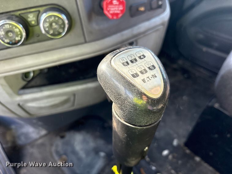 image for item YA1720 2018 Peterbilt 579 semi truck