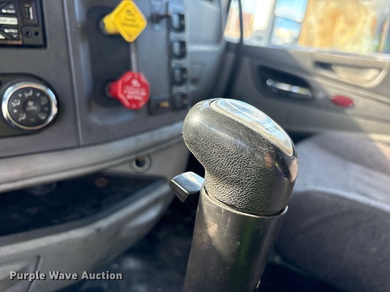 image for item YA1720 2018 Peterbilt 579 semi truck