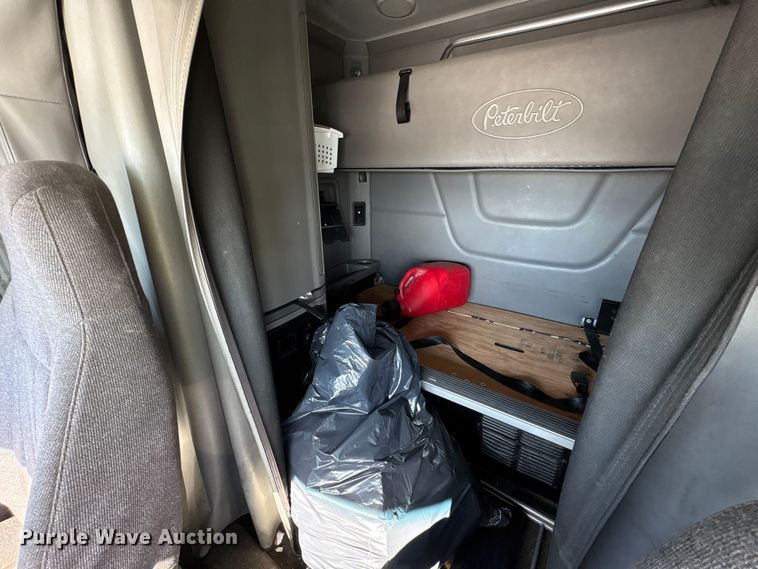 image for item YA1720 2018 Peterbilt 579 semi truck