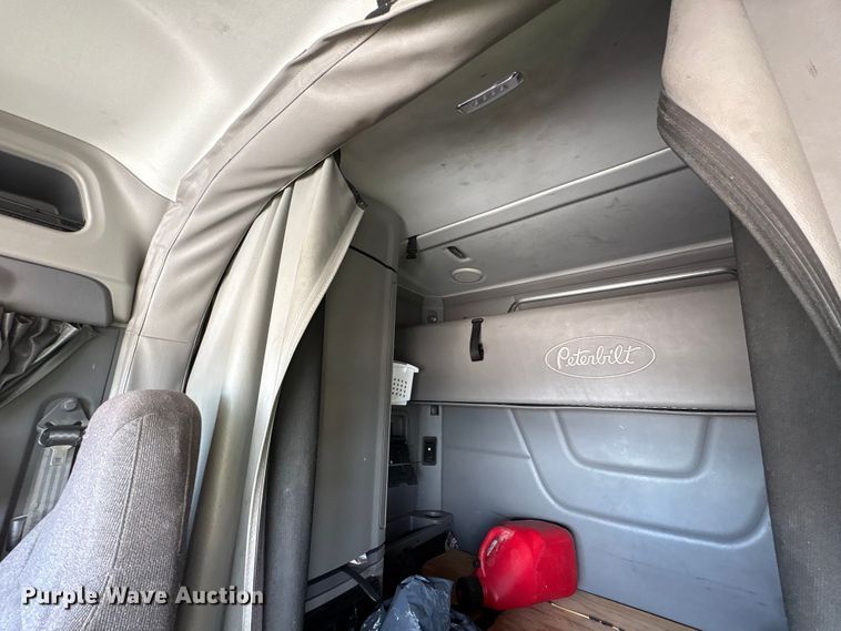 image for item YA1720 2018 Peterbilt 579 semi truck