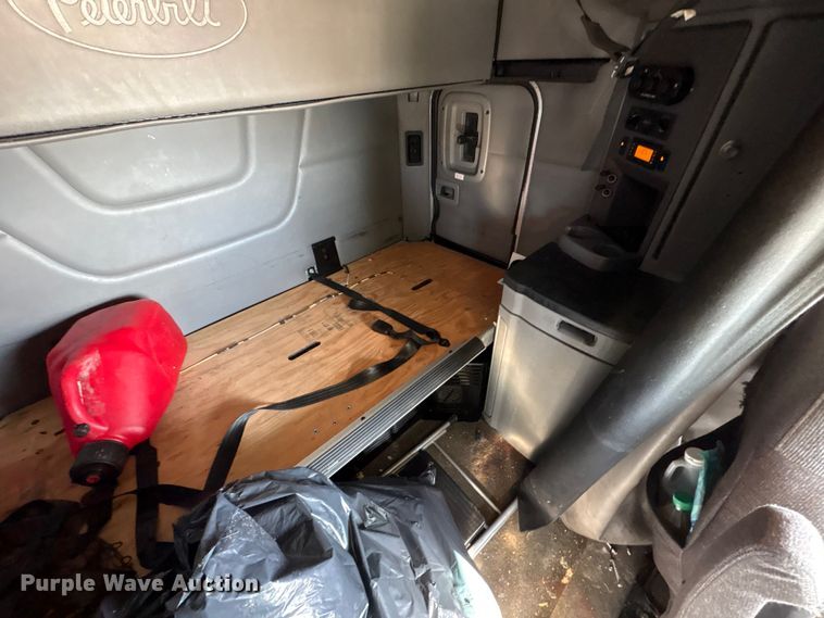 image for item YA1720 2018 Peterbilt 579 semi truck