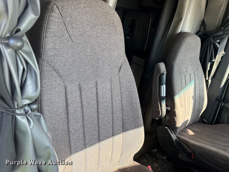 image for item YA1720 2018 Peterbilt 579 semi truck