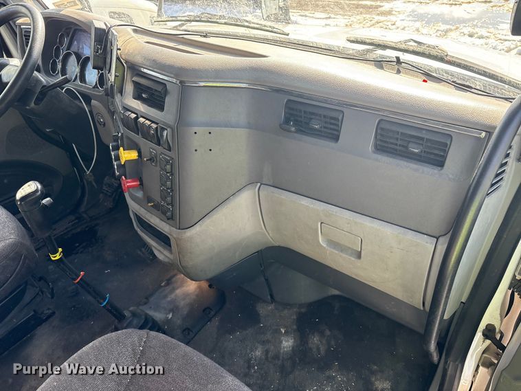 image for item YA1720 2018 Peterbilt 579 semi truck