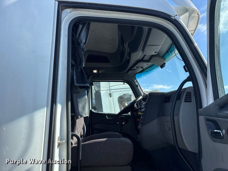 image for item YA1720 2018 Peterbilt 579 semi truck