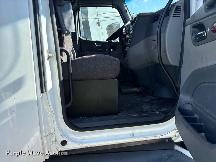 image for item YA1720 2018 Peterbilt 579 semi truck