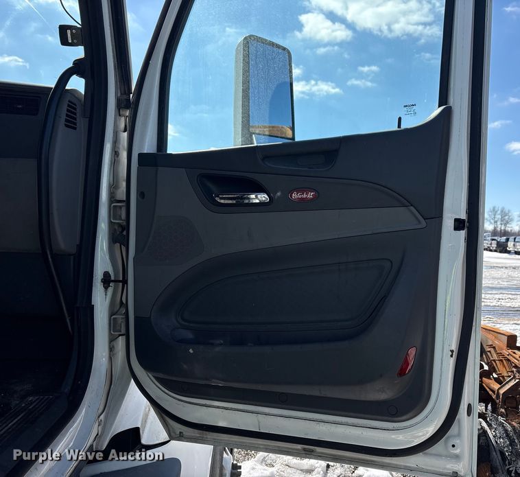 image for item YA1720 2018 Peterbilt 579 semi truck