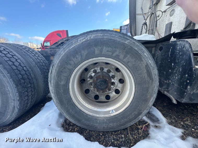 image for item YA1720 2018 Peterbilt 579 semi truck