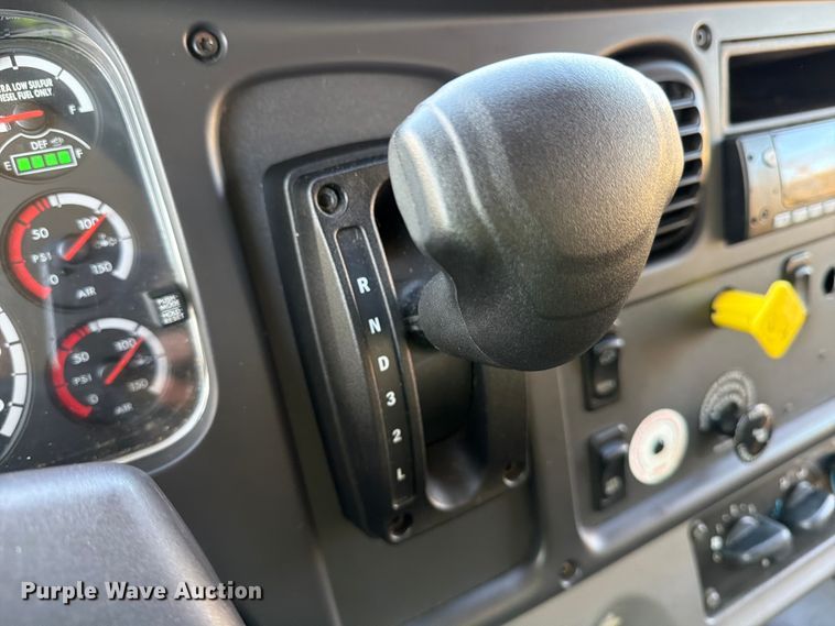 image for item YA1763 2015 Freightliner Business Class M2 box truck