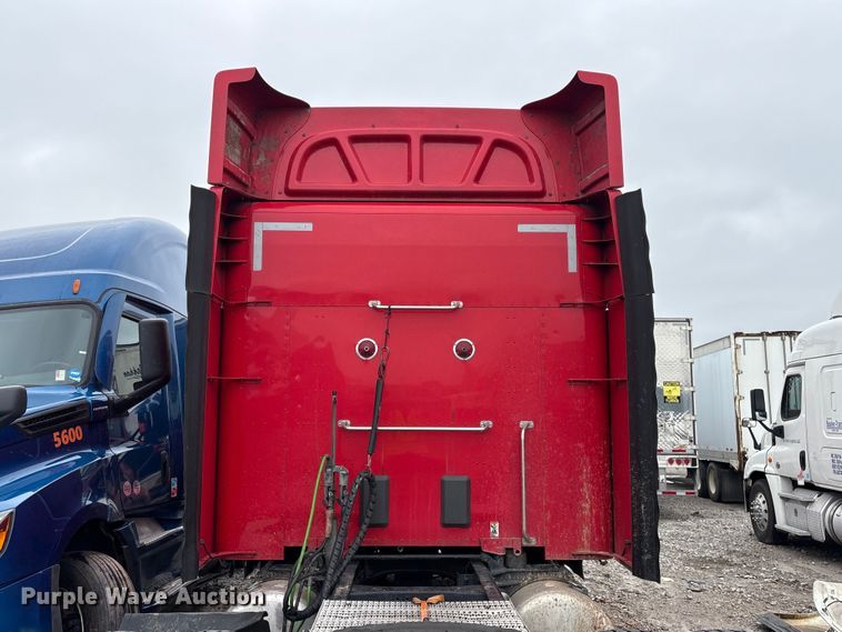 image for item YA1958 2016 Peterbilt 579 semi truck