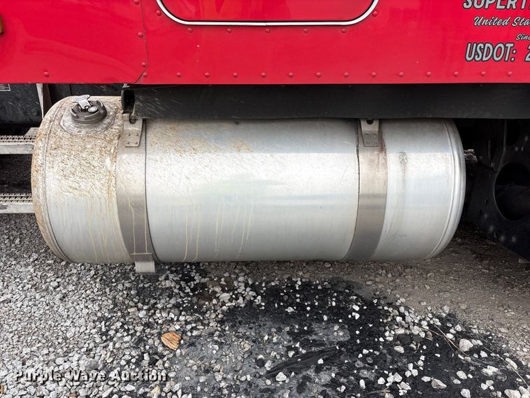 image for item YA1958 2016 Peterbilt 579 semi truck