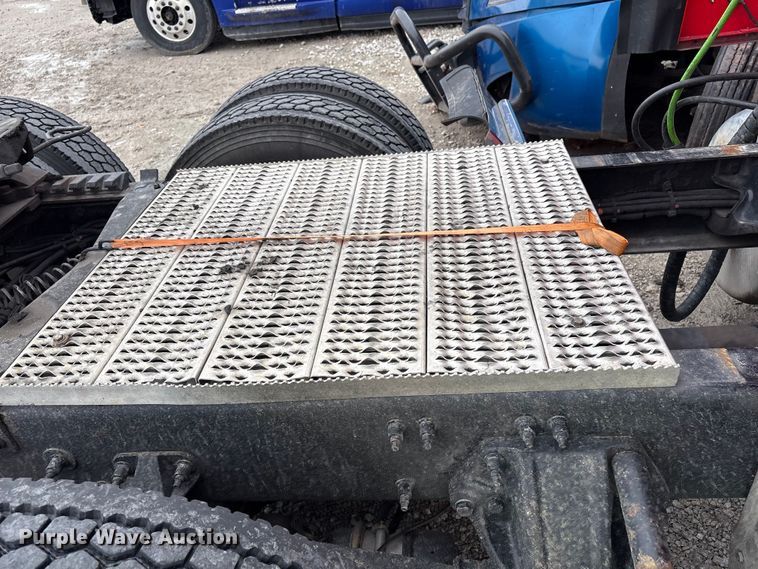 image for item YA1958 2016 Peterbilt 579 semi truck