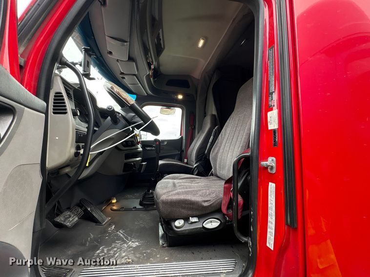 image for item YA1958 2016 Peterbilt 579 semi truck