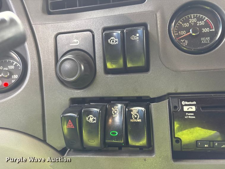 image for item YA1958 2016 Peterbilt 579 semi truck