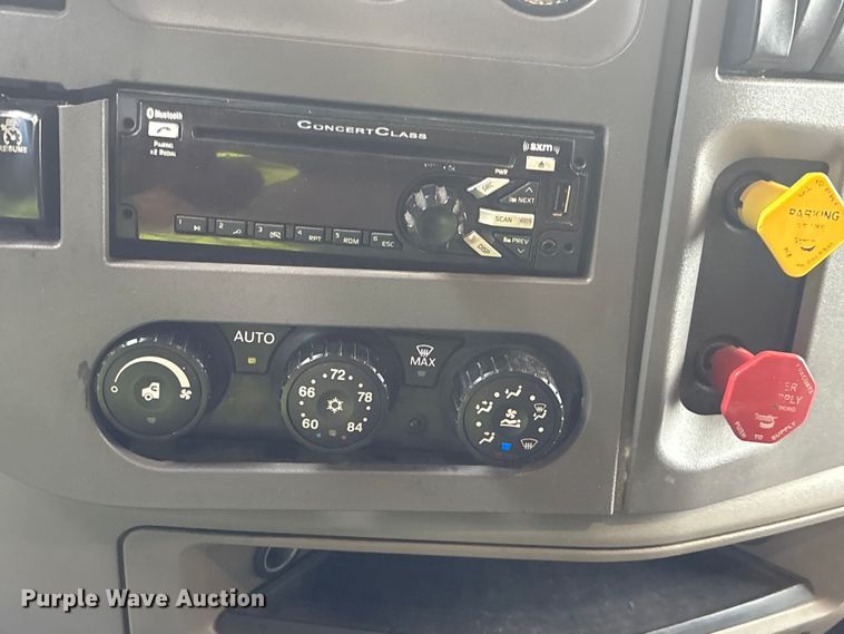 image for item YA1958 2016 Peterbilt 579 semi truck