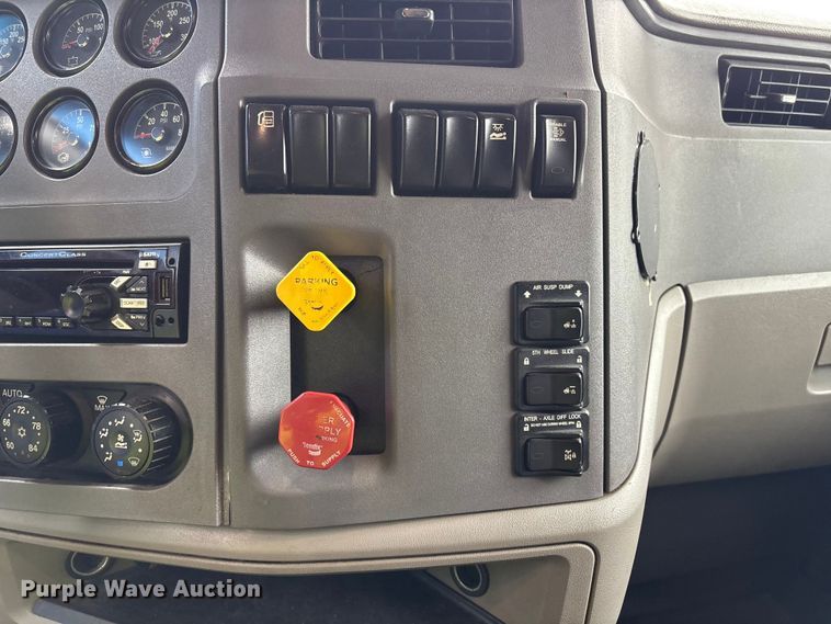 image for item YA1958 2016 Peterbilt 579 semi truck