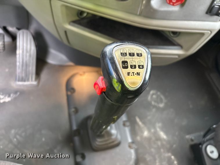 image for item YA1958 2016 Peterbilt 579 semi truck