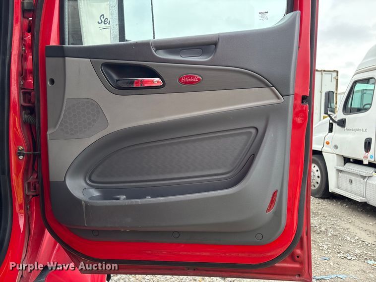 image for item YA1958 2016 Peterbilt 579 semi truck