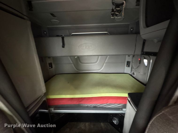 image for item YA1958 2016 Peterbilt 579 semi truck