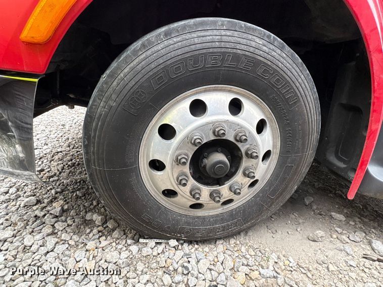 image for item YA1958 2016 Peterbilt 579 semi truck