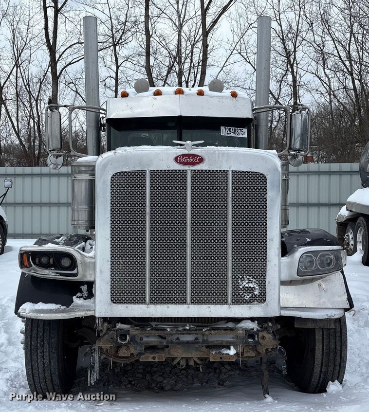 image for item YA2160 2015 Peterbilt 389 semi truck