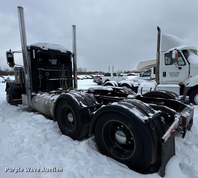image for item YA2160 2015 Peterbilt 389 semi truck
