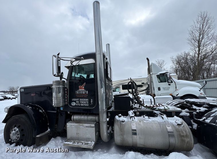 image for item YA2160 2015 Peterbilt 389 semi truck