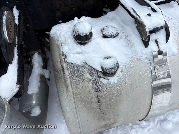 image for item YA2160 2015 Peterbilt 389 semi truck