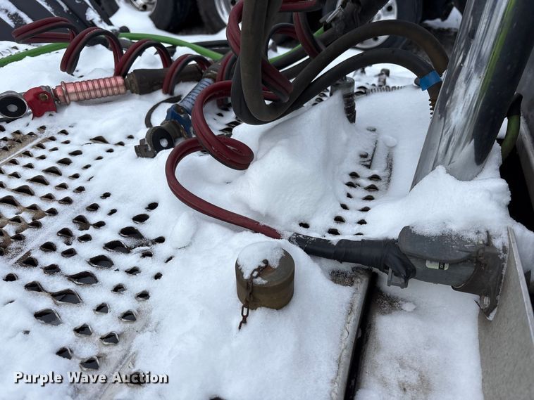 image for item YA2160 2015 Peterbilt 389 semi truck