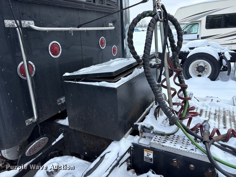 image for item YA2160 2015 Peterbilt 389 semi truck