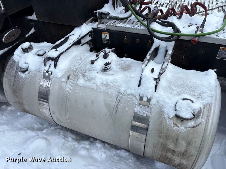 image for item YA2160 2015 Peterbilt 389 semi truck