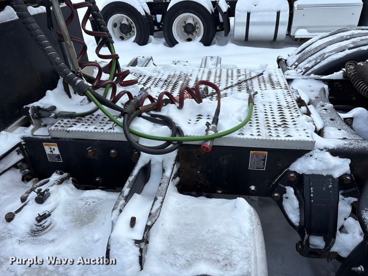 image for item YA2160 2015 Peterbilt 389 semi truck