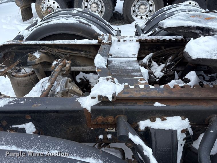 image for item YA2160 2015 Peterbilt 389 semi truck