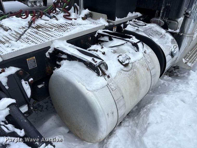 image for item YA2160 2015 Peterbilt 389 semi truck