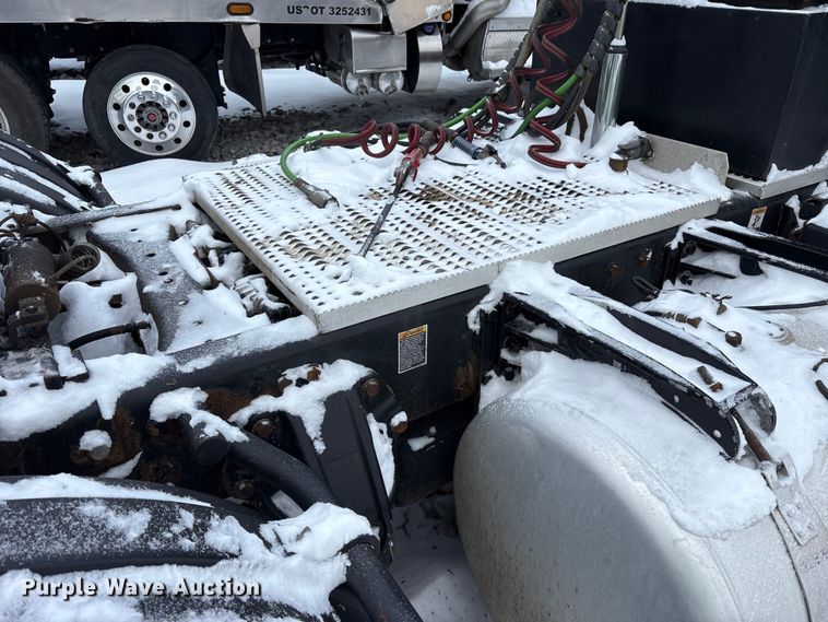 image for item YA2160 2015 Peterbilt 389 semi truck