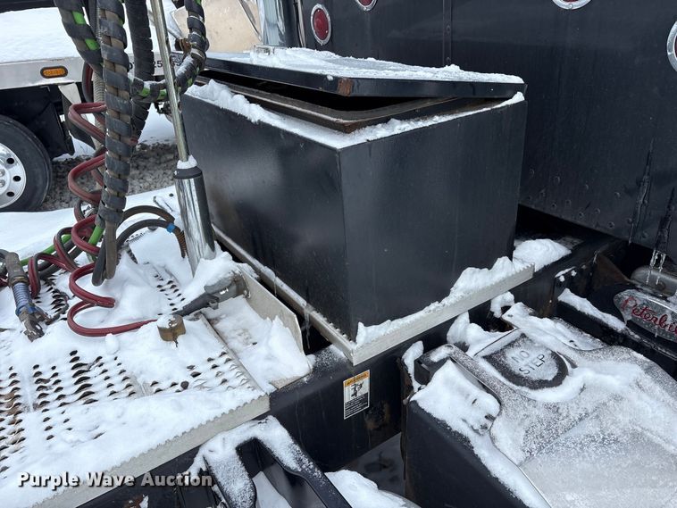 image for item YA2160 2015 Peterbilt 389 semi truck