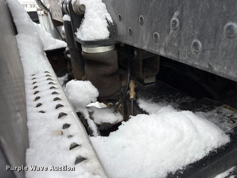 image for item YA2160 2015 Peterbilt 389 semi truck