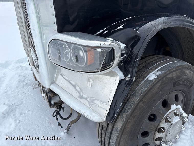 image for item YA2160 2015 Peterbilt 389 semi truck