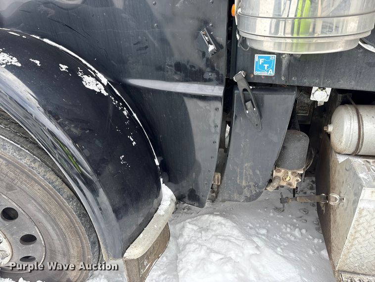 image for item YA2160 2015 Peterbilt 389 semi truck