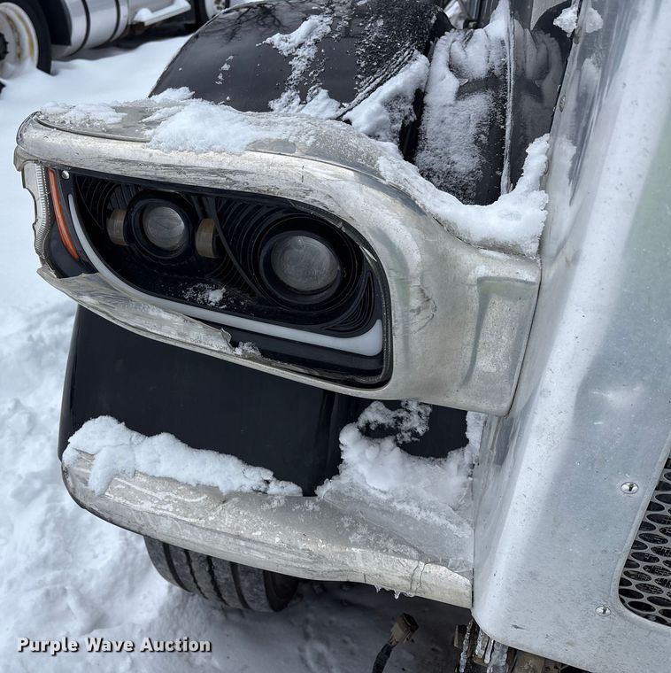 image for item YA2160 2015 Peterbilt 389 semi truck