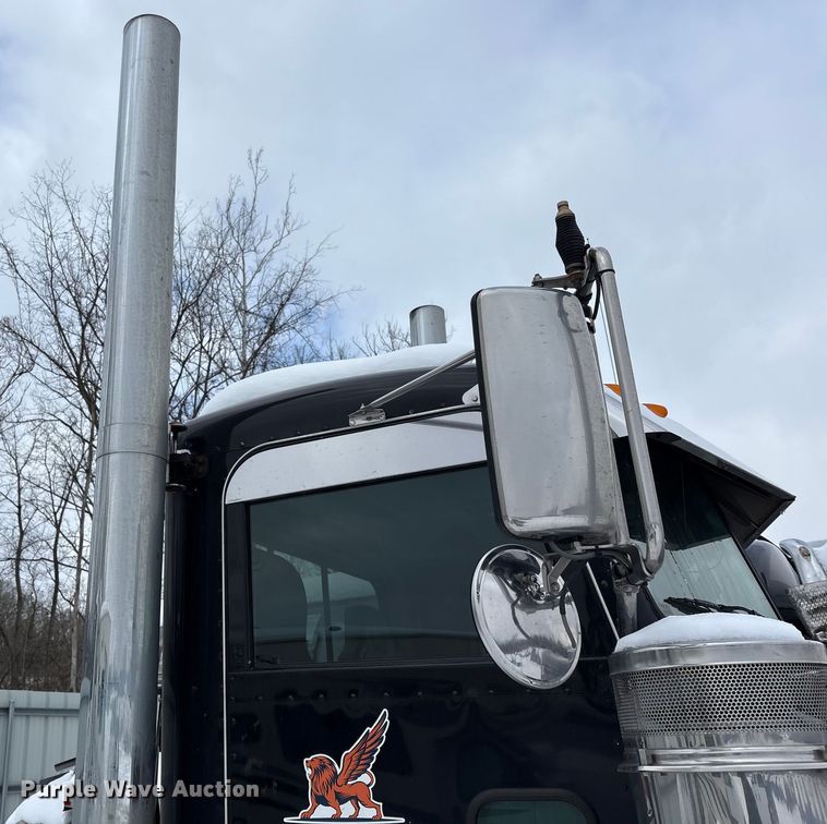 image for item YA2160 2015 Peterbilt 389 semi truck