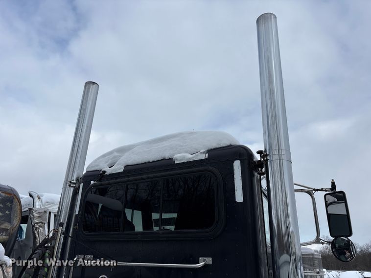 image for item YA2160 2015 Peterbilt 389 semi truck