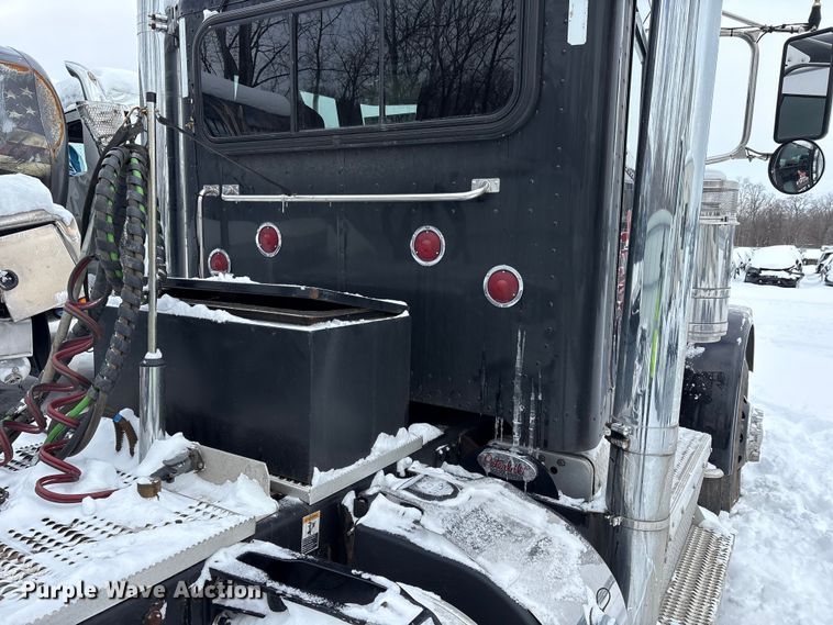image for item YA2160 2015 Peterbilt 389 semi truck