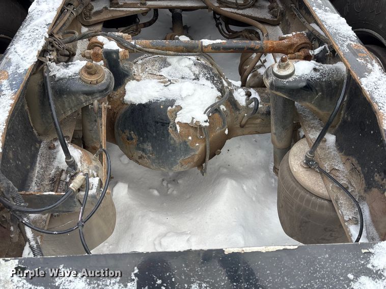 image for item YA2160 2015 Peterbilt 389 semi truck