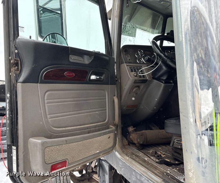 image for item YA2160 2015 Peterbilt 389 semi truck