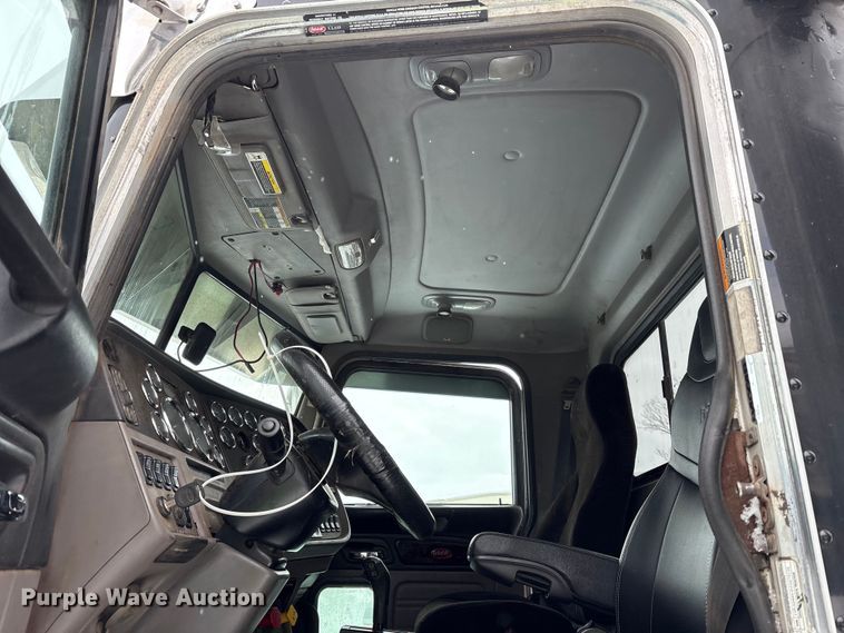 image for item YA2160 2015 Peterbilt 389 semi truck